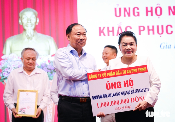 Hơn 40 tỉ đồng ủng hộ đồng bào thiệt hại trong bão số 13 tại Gia Lai - Ảnh 3.