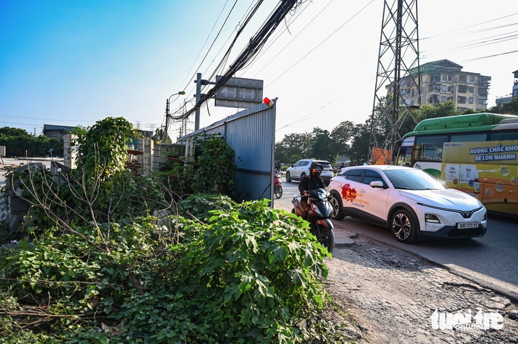 Tuyến đường nối 3 trục vành đai ngổn ngang sau 9 năm mở rộng, dân ngột ngạt vì bụi và rác - Ảnh 4.