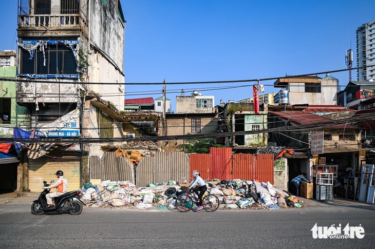 Tuyến đường nối 3 trục vành đai ngổn ngang sau 9 năm mở rộng, dân ngột ngạt vì bụi và rác - Ảnh 11.
