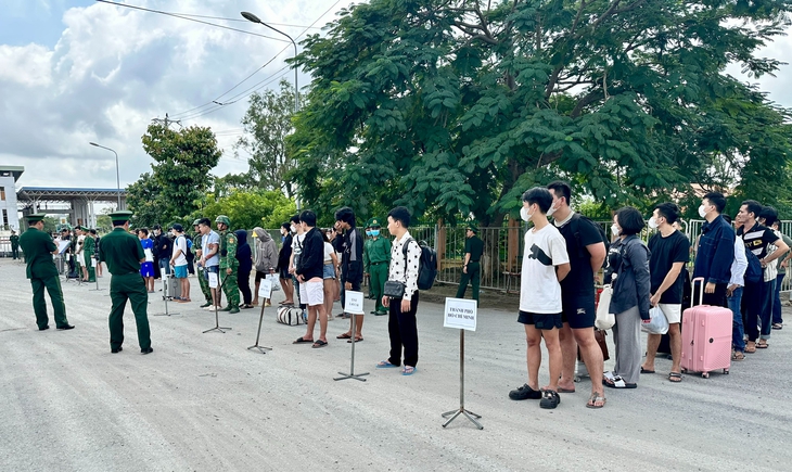Tiếp nhận 57 công dân Việt Nam do Campuchia trao trả, có 3 người bị truy nã - Ảnh 3.