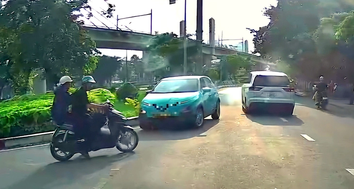 CSGT TP.HCM xác minh clip xe taxi công nghệ chạy ngược chiều trên đường Điện Biên Phủ - Ảnh 1.