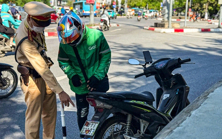 Cảnh sát xuyên đêm xử lý hàng loạt tài xế che, dán biển số xe - Ảnh 8.