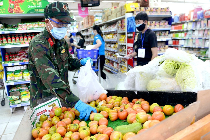Đài tưởng niệm nạn nhân COVID-19: Dìu nhau qua thăng trầm, đau thương vẫn luôn vững lòng - Ảnh 1.