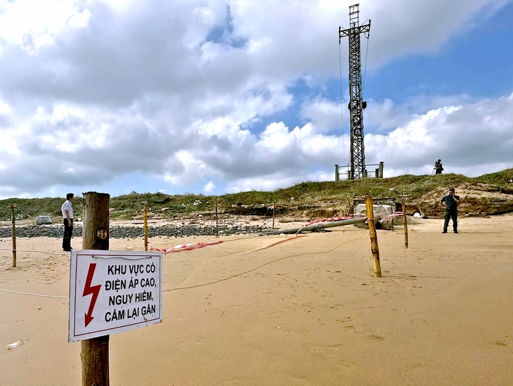 Cáp ngầm xuyên biển cấp điện cho đảo Lý Sơn bị triều cường gây sạt lở, lộ thiên - Ảnh 1.