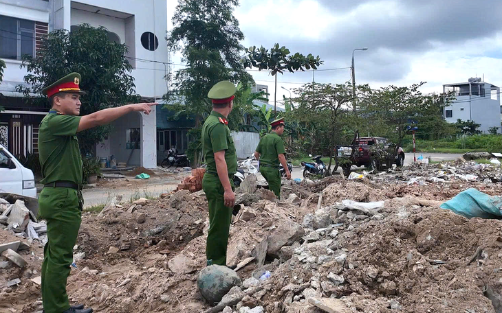 Mật phục bắt quả tang xe tải đổ bậy phế thải dưới cầu Thuận Phước - Ảnh 3.