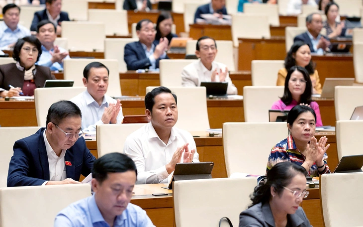 Đại biểu tranh luận viên chức 'chân trong, chân ngoài’: Có biểu hiện không quản được thì cấm? - Ảnh 2.