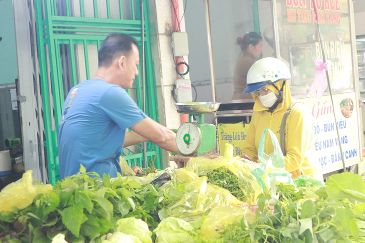 Mưa gió kéo dài, giá rau củ về chợ TP.HCM tăng mạnh - Ảnh 2.
