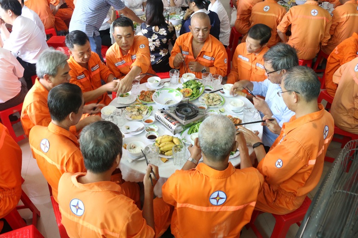 bữa cơm công đoàn - Ảnh 2.