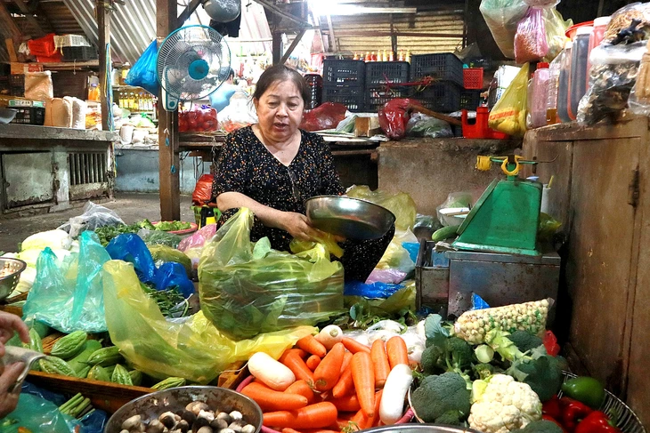 Mưa gió kéo dài, giá rau củ về chợ TP.HCM tăng mạnh - Ảnh 1.
