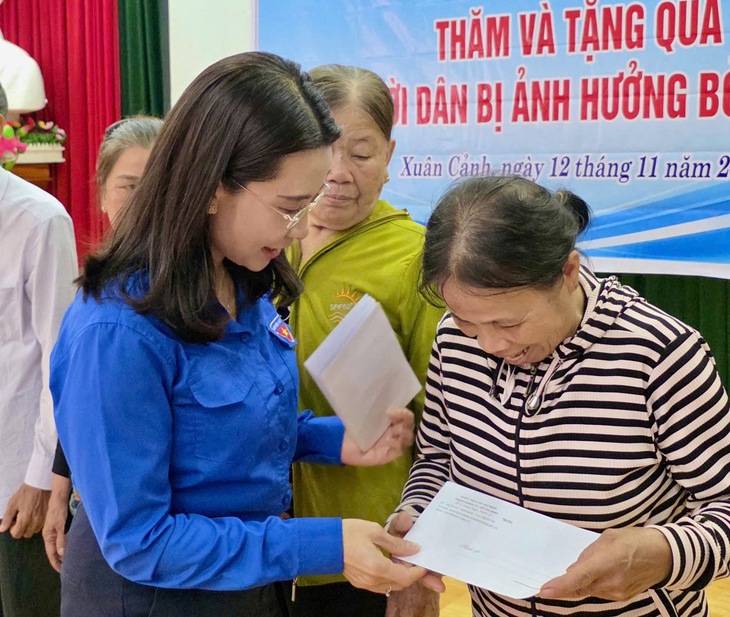Trung ương Đoàn thăm và tặng quà cho người dân bị ảnh hưởng bởi bão lũ tại Đắk Lắk - Ảnh 4.