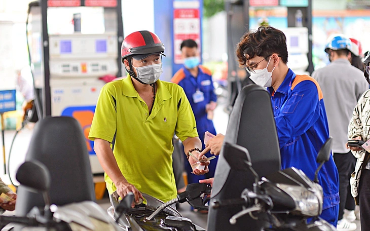 Đồng loạt giảm giá nhiều mặt hàng xăng dầu từ chiều 20-11 - Ảnh 3.