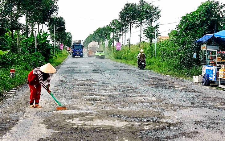 Đường làm chưa xong đã xuất hiện 'ổ gà', 'sống trâu' - Ảnh 6.