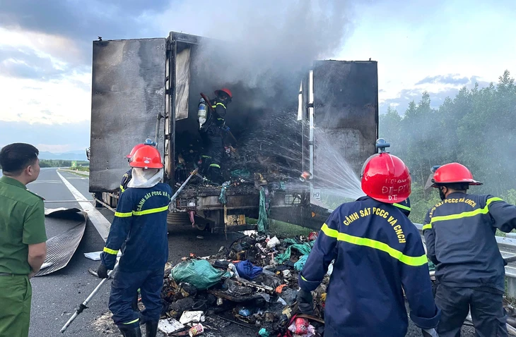 Xe chở thư báo biển số TP.HCM bốc cháy trên cao tốc Vân Phong - Nha Trang - Ảnh 1. cao tốc - Ảnh 1.