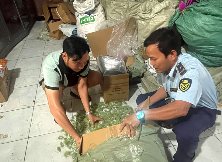 Quản lý thị trường TP.HCM thu giữ hơn 1 tấn kẹo dẻo không rõ nguồn gốc rao bán dịp Tết - Ảnh 1.