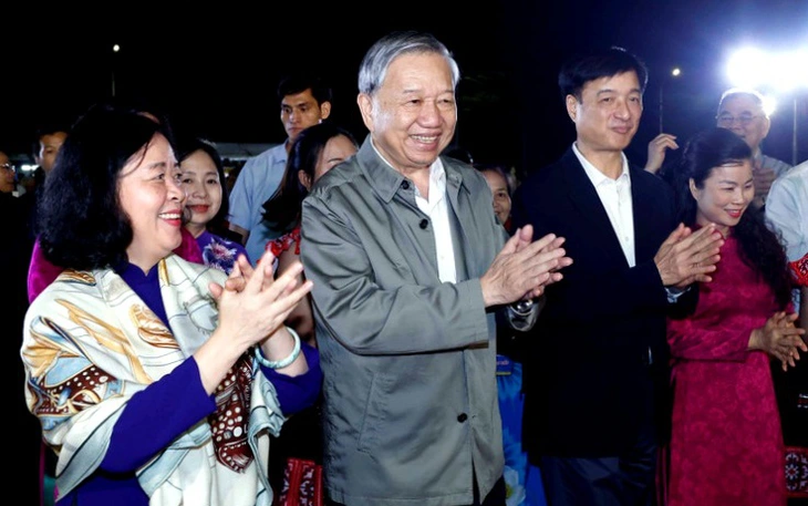 Đại tướng Nguyễn Trọng Nghĩa tham dự, tặng quà ngưởi dân trong ngày hội Đại đoàn kết ở Tây Ninh - Ảnh 3.