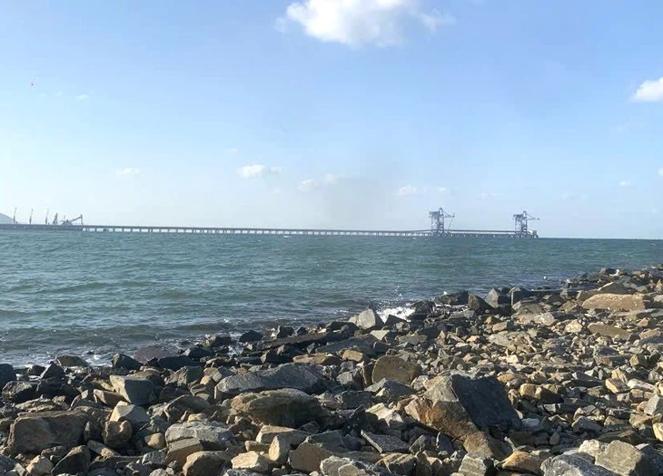 Phát hiện thi thể nữ giới dạt vào kè đá bên bờ biển Hà Tĩnh - Ảnh 1.