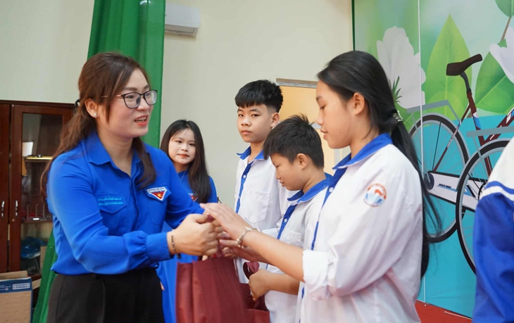 'Sếp' ngân hàng từng ước mơ có xe đạp đi học, nay trao xe đạp cho học sinh nghèo - Ảnh 8.