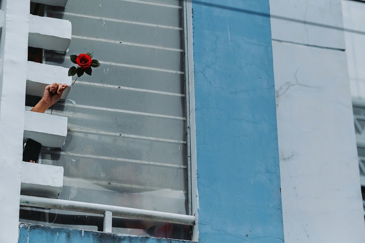 Nhiếp ảnh gia kể chuyện đồng lòng vượt qua đại dịch - Ảnh 4. COVID-19 - Ảnh 4.