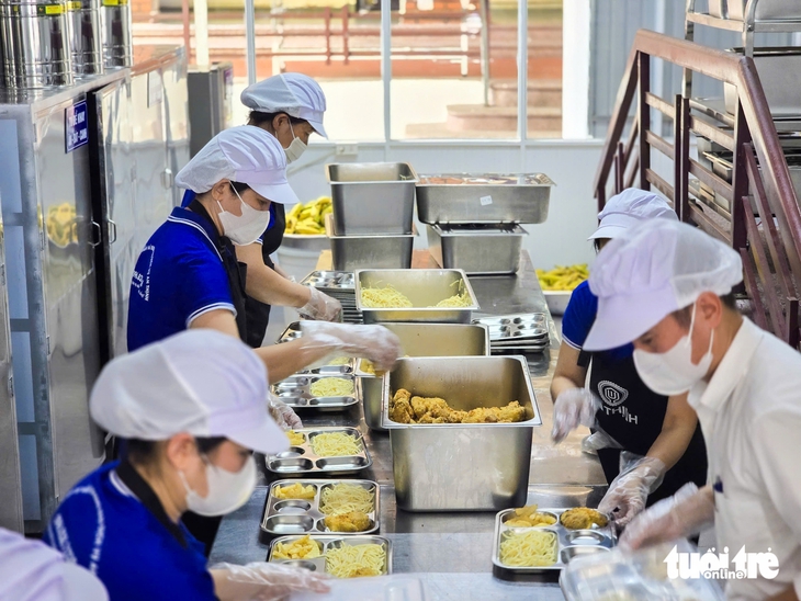 Mở lại sau lùm xùm thực phẩm bẩn, bếp bán trú trường tiểu học gây bất ngờ vì bữa ăn 'xịn' - Ảnh 3.