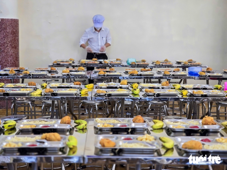 Mở lại sau lùm xùm thực phẩm bẩn, bếp bán trú trường tiểu học gây bất ngờ vì bữa ăn 'xịn' - Ảnh 6.