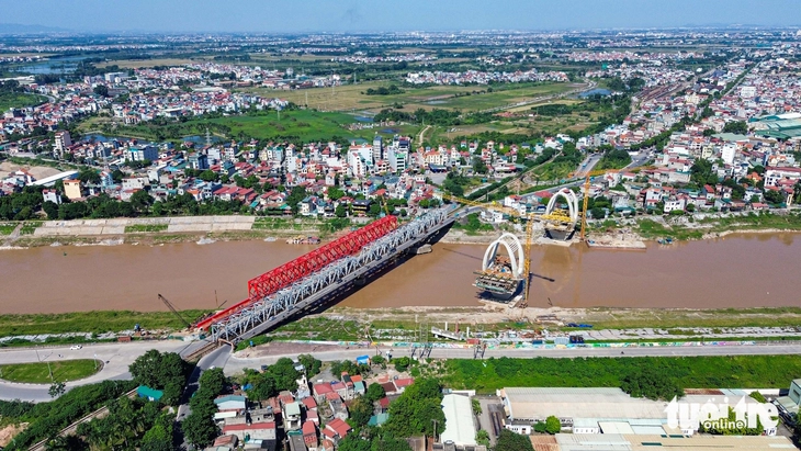 Cầu nghìn tỉ chơi vơi 2 trụ giữa sông vì thiếu mặt bằng làm đường dẫn - Ảnh 1.