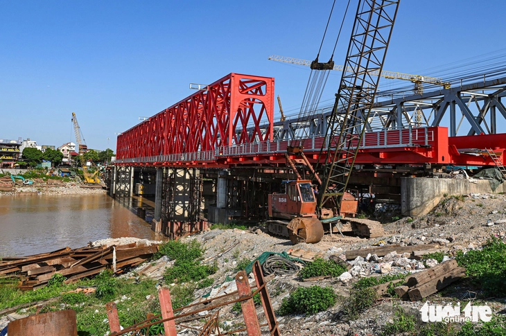 Cầu nghìn tỉ chơi vơi 2 trụ giữa sông vì thiếu mặt bằng làm đường dẫn - Ảnh 11.