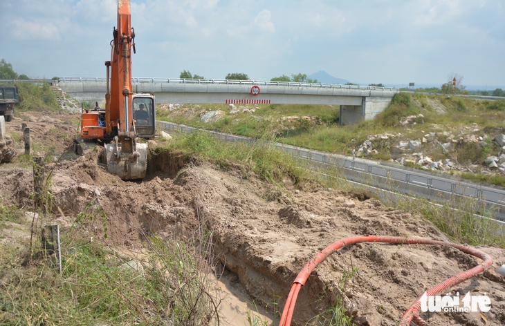 Gia cố mái taluy, làm mương thoát nước chống ngập cao tốc Vĩnh Hảo - Phan Thiết- Ảnh 4. Vĩnh Hảo - Phan Thiết - Ảnh 4.