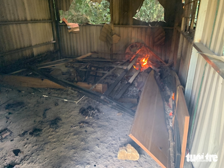 Trạm bảo vệ rừng bị đốt phá khi lực lượng cưỡng chế nhổ 10ha cà phê trồng trái phép - Ảnh 1.