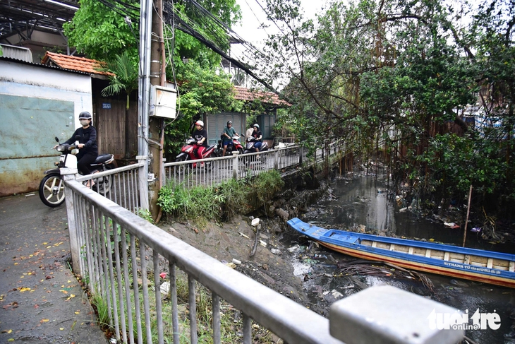 Dân ven rạch Bà Lớn than khổ, người có nhà phải thuê trọ vì ngại nước dâng - Ảnh 10. rạch Bà Lớn - Ảnh 8.