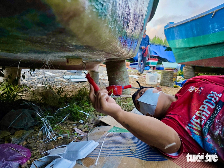 Chạy đua sửa tàu sau bão số 13: Xưởng quá tải, chủ tàu thấp thỏm chờ ngày ra biển - Ảnh 11.