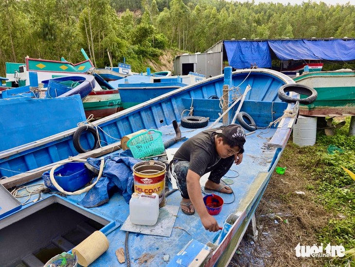 Chạy đua sửa tàu sau bão số 13: Xưởng quá tải, chủ tàu thấp thỏm chờ ngày ra biển - Ảnh 16.