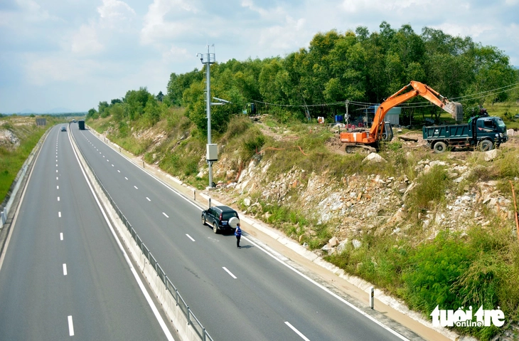 Gia cố mái ta luy, làm mương thoát nước chống ngập cao tốc Vĩnh Hảo - Phan Thiết - Ảnh 1.