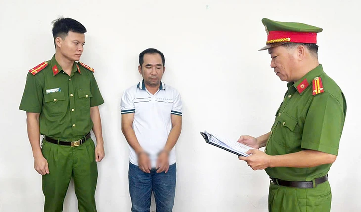 Lấy dao đâm bạn nhậu vì trêu ghẹo chủ quán - Ảnh 1.