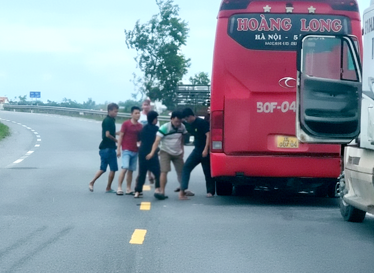 Xe khách và xe container đang chạy thì dừng lại, người trên xe lao xuống đánh nhau - Ảnh 1.