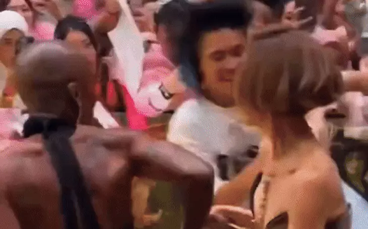 Orange tặng nón lá, dạy Ariana Grande đu trend 'Em chào sếp' - Ảnh 3.