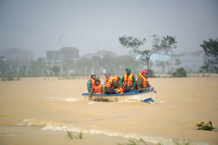Hà Tĩnh đến Khánh Hòa mưa lớn diện rộng, có nơi trên 800mm - Ảnh 1.