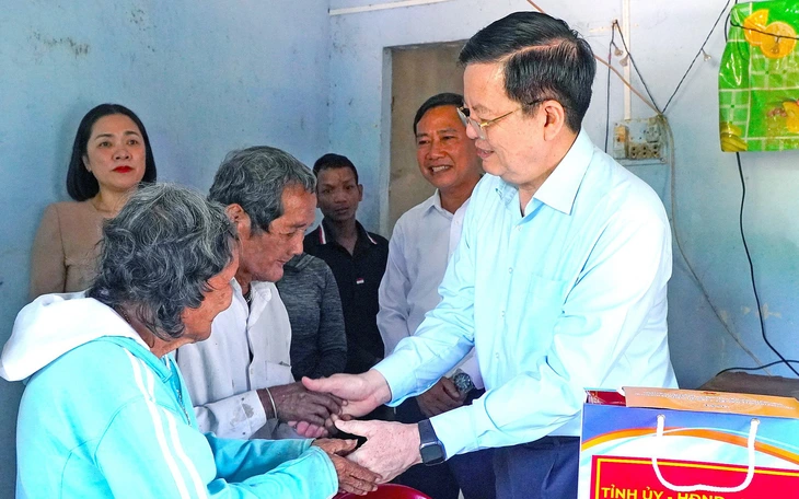 Đại tướng Nguyễn Trọng Nghĩa tham dự, tặng quà ngưởi dân trong ngày hội Đại đoàn kết ở Tây Ninh - Ảnh 2.