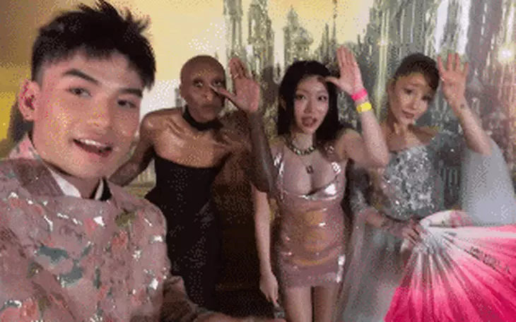 Người đàn ông quấy rối Ariana Grande trên thảm đỏ ra mắt phim Wicked bị phạt tù - Ảnh 4.