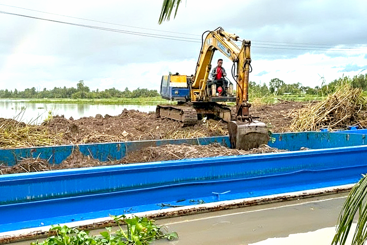 Cần Thơ: Xử phạt người khai thác đất bờ kênh - Ảnh 1.