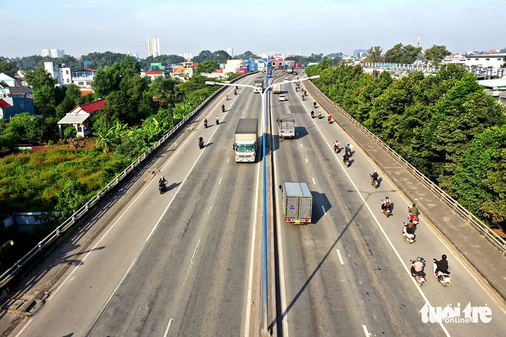 Ngày đầu tách làn đường Mỹ Phước - Tân Vạn, người dân ủng hộ vì 'đỡ lo tai nạn' - Ảnh 1.