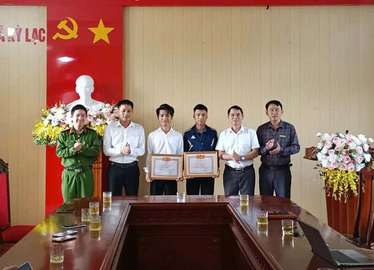 Khen thưởng nam sinh lớp 11 cùng hai người dũng cảm cứu người đuối nước - Ảnh 1.