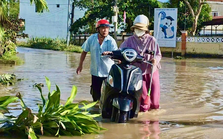Mưa lũ ở Đắk Lắk gây sập nhà, 200 hộ dân được cứu hộ bằng dây cáp - Ảnh 14.