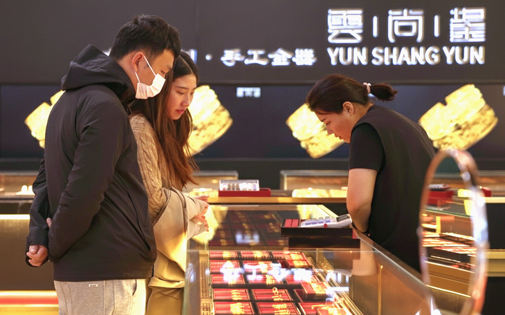 Cơn sốt mua vàng bùng nổ ở Đông Nam Á - Ảnh 2.