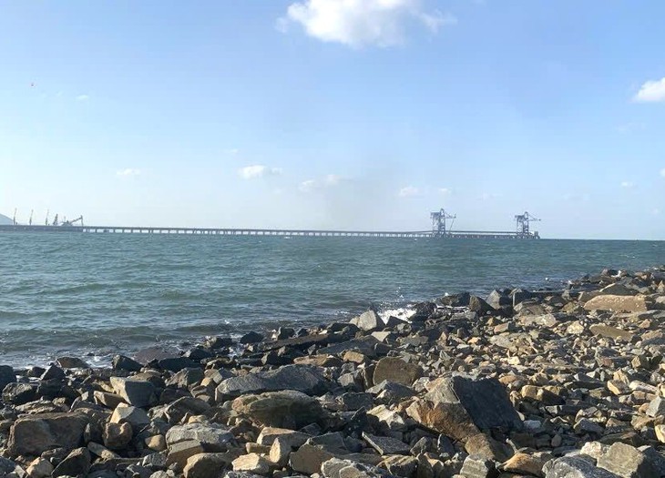 Thi thể trôi dạt vào kè đá Vũng Áng là người gieo mình xuống cầu Bến Thủy - Ảnh 2.