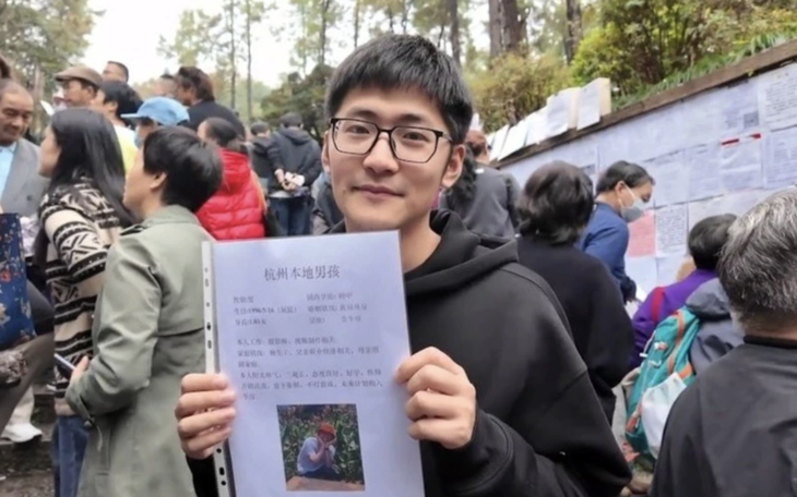 Chân dung fan cuồng 'tấn công' Ariana Grande thảm đỏ  - Ảnh 5.