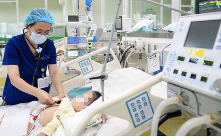 Trẻ 2 tuổi nguy kịch vì uống nhầm dầu thắp đèn: Bác sĩ cảnh báo sai lầm thường gặp - Ảnh 2. Trẻ 2 tuổi nguy kịch vì uống nhầm dầu thắp đèn: Bác sĩ cảnh báo sai lầm thường gặp - Ảnh 2.