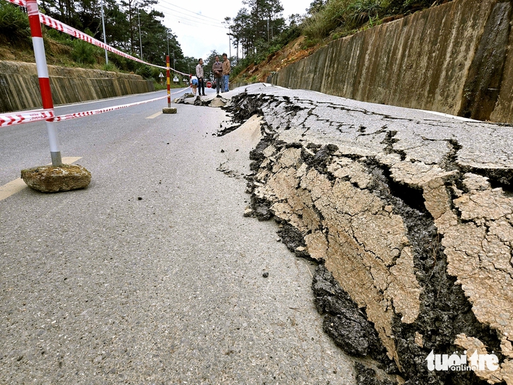 Quốc lộ 24 đoạn qua Măng Đen nứt, sụt lún, mặt đường vênh cả mét - Ảnh 1.