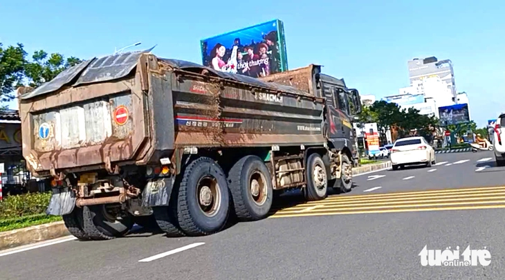 Loạt xe ben chục tấn bất chấp chạy vào đường có biển cấm ở Đà Nẵng - Ảnh 2.