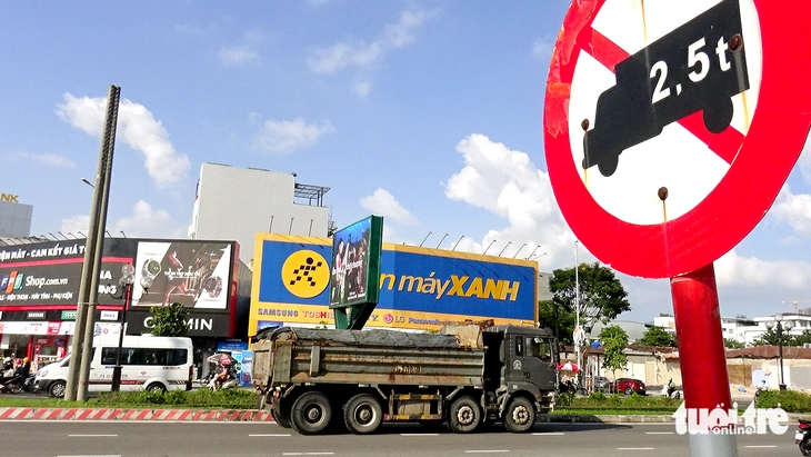 Loạt xe ben chục tấn bất chấp chạy vào đường có biển cấm ở Đà Nẵng - Ảnh 1.