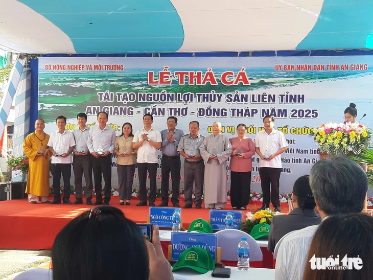 thả cá - Ảnh 1.